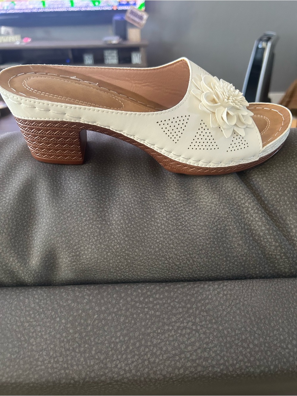 White Floral Open-Toe Mid Heel Slides for Women